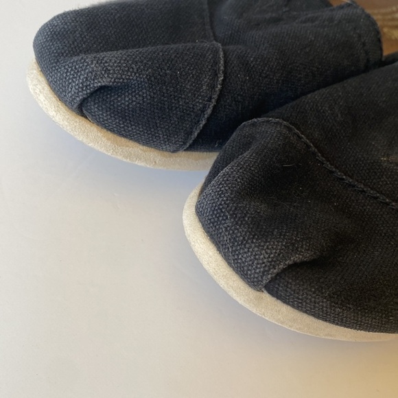 TOMS black classic slip on canvas shoes - Picture 3 of 10